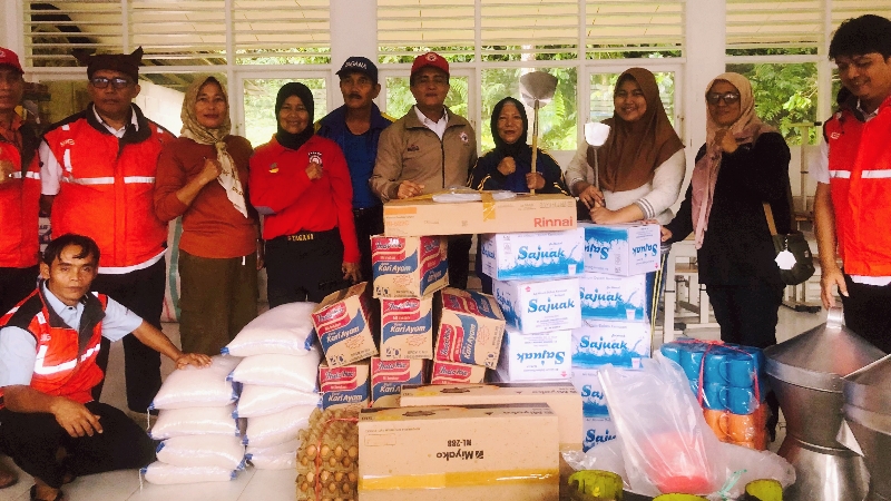 Setelah Relawan, PT Semen Padang Kirim Bantuan untuk Dapur Umum Korban Banjir Batu Busuak