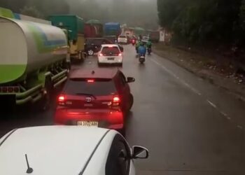 Truk Terguling dan Mobil Mogok Sebabkan Macet Panjang di Sitinjau Lauik