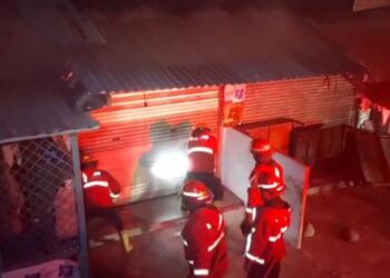 Kebakaran Melanda Toko Grosir di Simpang Haru, Padang