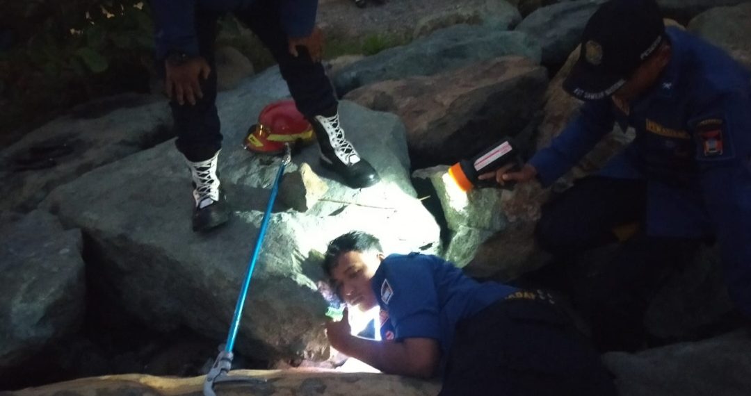 HP Jatuh ke Batu Grip hingga Ular Masuk Rumah, Damkar Padang Bergerak Cepat