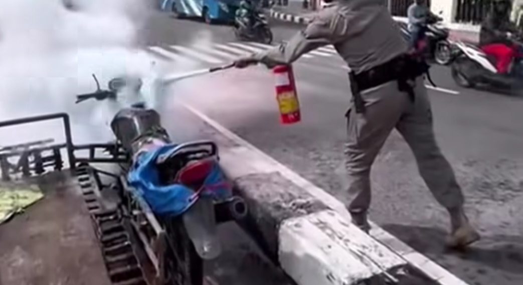 Aksi Cepat Warga dan Brimob Padamkan Becak Motor yang Terbakar