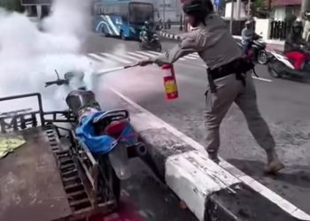 Aksi Cepat Warga dan Brimob Padamkan Becak Motor yang Terbakar