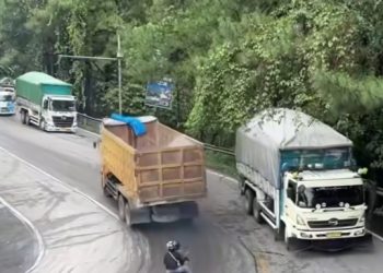 Truk Batubara Bermuatan Berlebih Masih Lalu Lalang di Padang saat Operasi Zebra Singgalang 2025