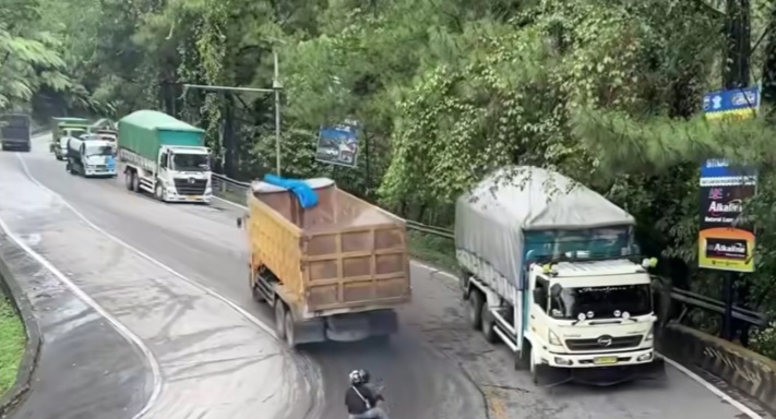Truk Batubara Bermuatan Berlebih Masih Lalu Lalang di Padang saat Operasi Zebra Singgalang 2025