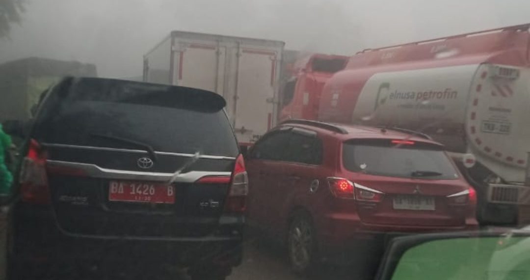 Macet Parah Melanda Sitinjau Lauik, Truk Mogok dan Kecelakaan Picu Antrean Panjang