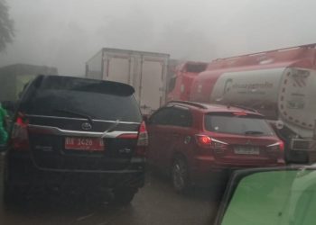 Macet Parah Melanda Sitinjau Lauik, Truk Mogok dan Kecelakaan Picu Antrean Panjang