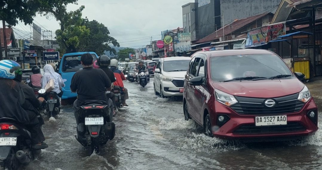 Genangan Air Ganggu Arus Lalu Lintas di Simpang Tinju dan Gunung Panggilun