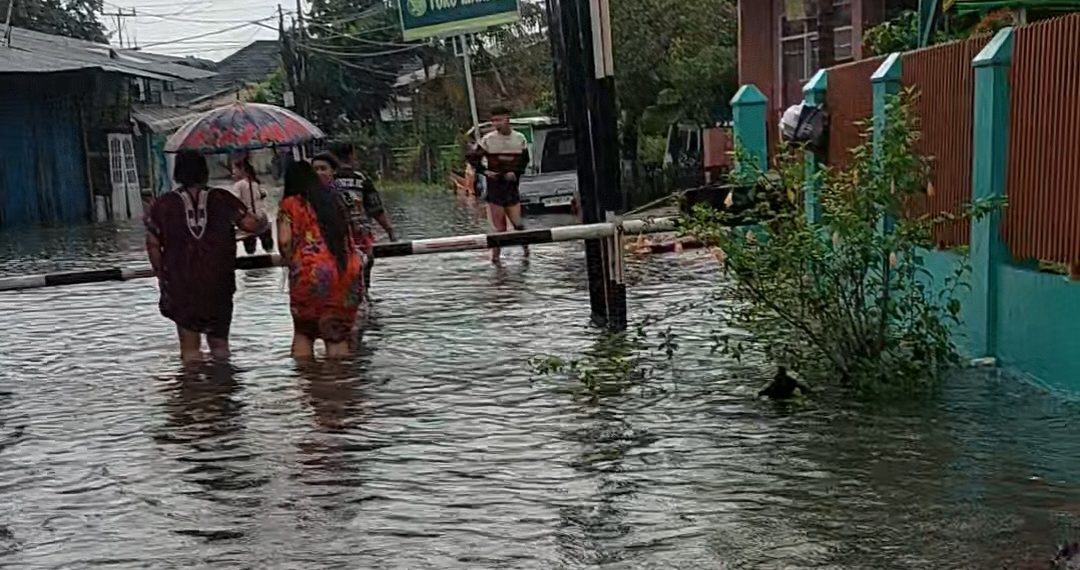 Banjir Meluas di Padang, Komplek Perumdak III Tergenang Sepaha Orang Dewasa