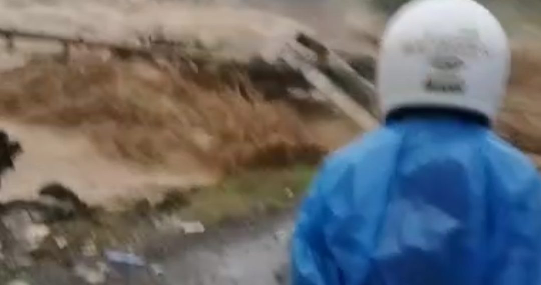 Jembatan Gunung Nago Putus Terbawa Arus Besar Sungai Kuranji