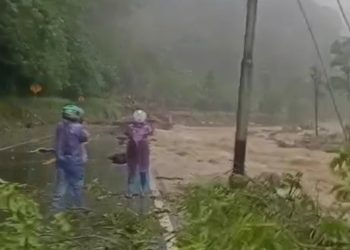 Jalan Padang–Bukittinggi Lumpuh Total di Depan Pemandian Mega Mendung Lembah Anai
