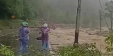 Jalan Padang–Bukittinggi Lumpuh Total di Depan Pemandian Mega Mendung Lembah Anai