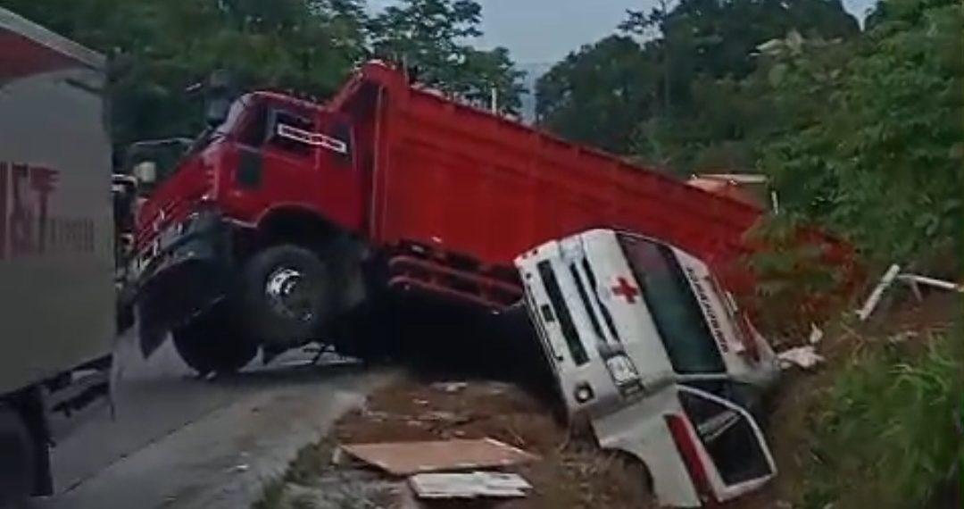 Lagi-Lagi Lima Kendaraan Terlibat Kecelakaan Beruntun di Sitinjau Lauik, Termasuk Ambulans Pembawa Pasien Banjir Bandang
