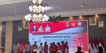 Pemprov Sumbar Serahkan Bonus Rp 9,19 Miliar untuk Atlet dan Pelatih Berprestasi