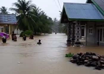 Banjir Tak Kunjung Surut, Warga Kampung Gelapung Dipengungsian Kekurangan Logistik Hingga Dapur Umum