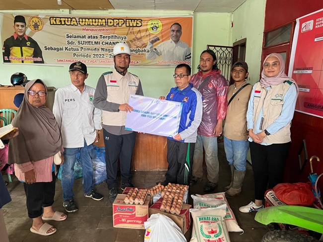 PLN Salurkan Bantuan untuk Rakyat Terdampak Banjir Bandang di Nagari Saniang Baka