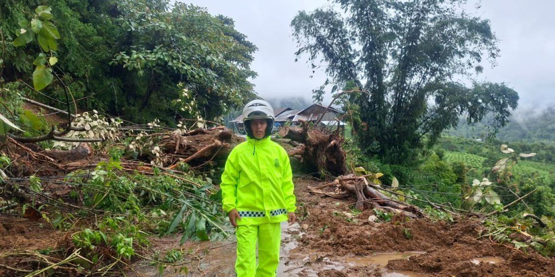 Sempat Lumpuh, Akses Solok- Solsel yang Longsor di Kayu Jao Sudah Bisa Dilewati