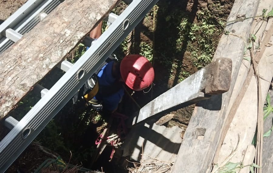 Pekerja Jatuh ke Dalam Sumur saat Angkat Batu, Evakuasi Berlangsung hingga 2 Jam