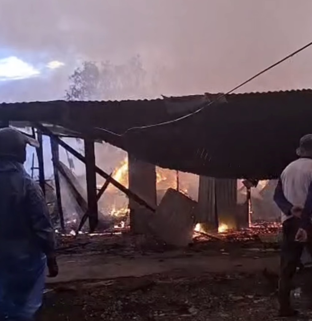 Diduga Korsleting Listrik, Rumah Petani di Sungai Nanam Hangus Dilalap ...