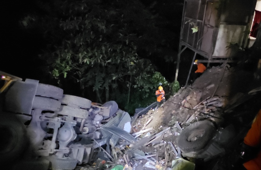 Kecelakaan Truk di Sitinjau Lauik Akibat Rem Blong, Sopir Selamat Dievakuasi Warga