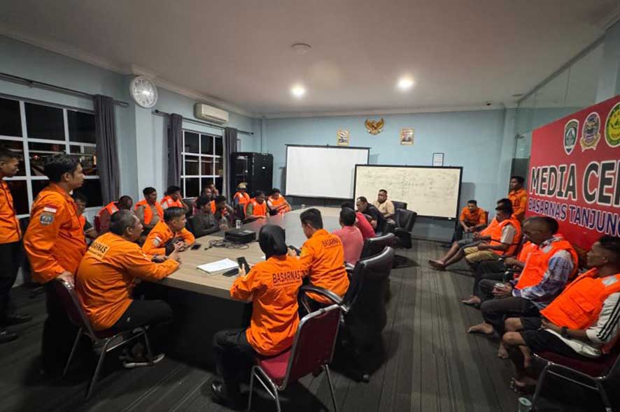 Pencarian Sembilan ABK Kapal yang Terbalik di Perairan Bintan-Kepri