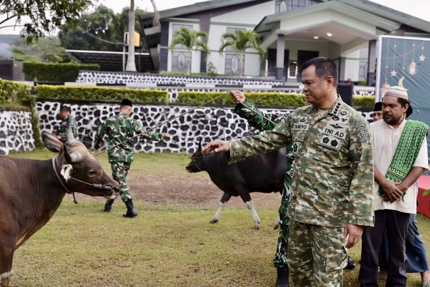 20260527224657_Wapang-TNI-Dampingi-Menhan-RI-Shalat-Idul-Adha_2.jpg