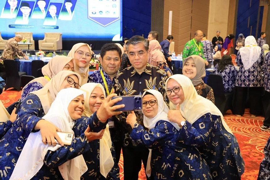 20260806231855_Menaker-Yassierli-saat-menghadiri-pembukaan-Rapat-Tahunan-Asosiasi-MIPA-LPTK-Indonesia.jpg