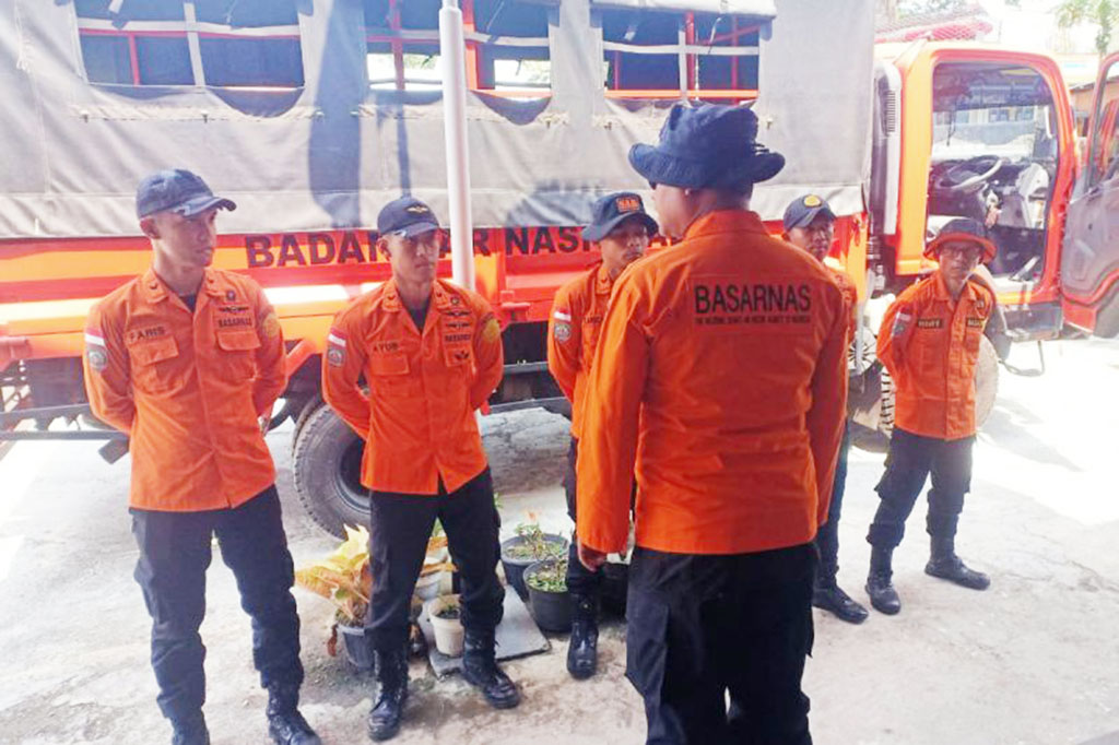 20260819155002_1-a-Tim-SAR-gabungan-cari-pendaki-terjatuh-di-sekitar-kawah-Gunung-Slamet.jpg