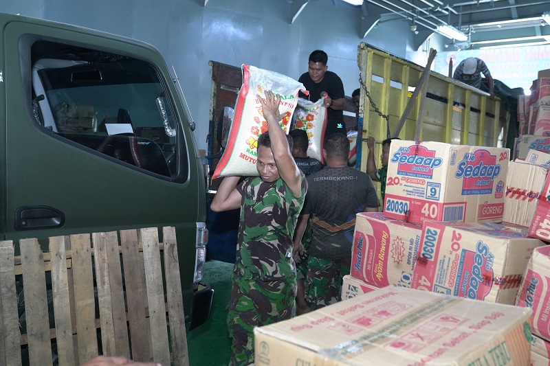 20260824031544_Hari-Ke-Delapan_TNI-Salurkan-Bantuan.jpg