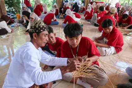 Mengisi libur sekolah dengan edukasi kearifan lokal