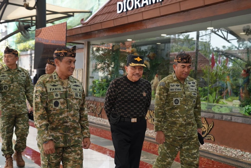 Kababinkum dan HAM TNI Bersama Waaspers Panglima TNI Anjangsana ke Sesepuh TNI.