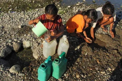 Kemarau Panjang, Warga Sikka Andalkan Sungai dan Tempuh 500 Meter untuk Air Bersih
