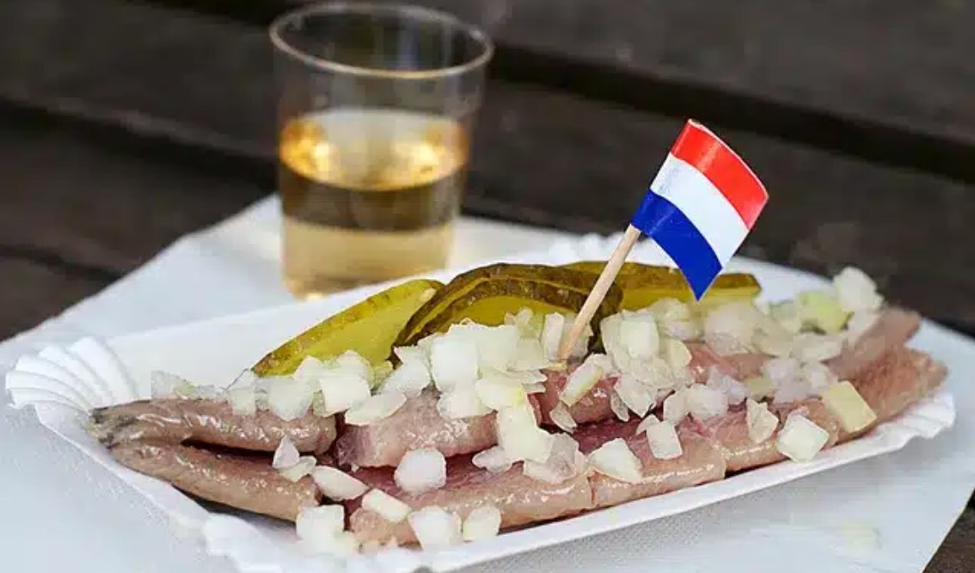 Hidangan Ikan Herring, "Sashimi" Belanda yang Mulai Ditinggalkan Generasi Muda