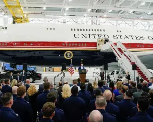 Trump Luncurkan Air Force One Baru,  Pesawat Kepresidenan Sementara Hadiah dari Qatar 