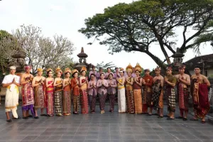 Parade Busana Adat Khas Kota Denpasar di Panggung Pesta Kesenian Bali