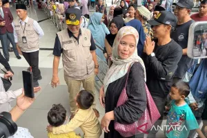 Menhaj Gus Irfan Sambut Kedatangan Petugas Haji di Bandara Soetta