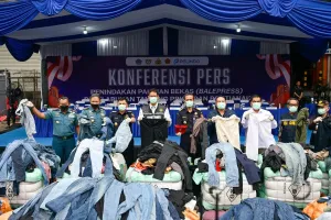 Purbaya Putuskan Musnahkan 43 Kontainer Pakaian Bekas Impor Ilegal 