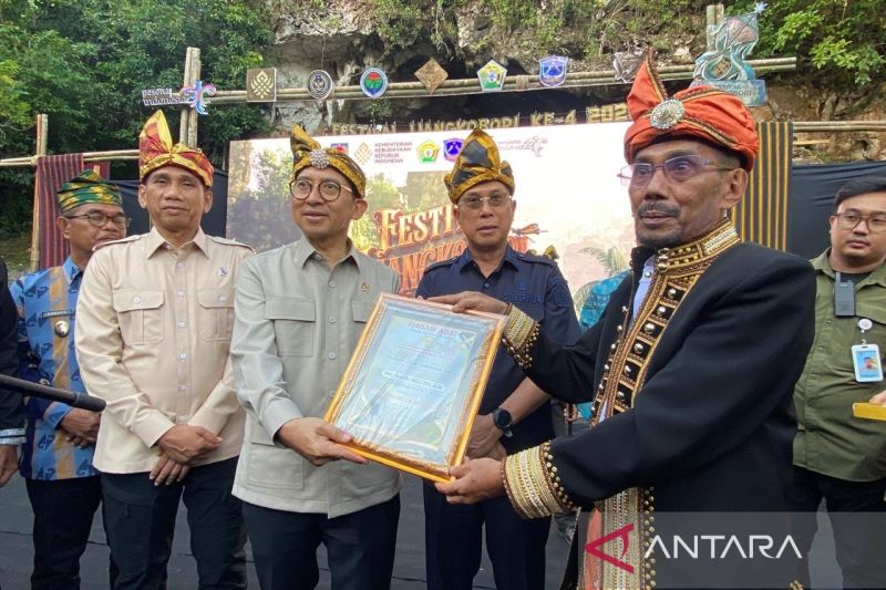 Fadli Zon Raih Gelar Kehormatan Adat Muna di Sulawesi Tenggara, Ini Makna Sangia Tialno Lia Mentaduno.