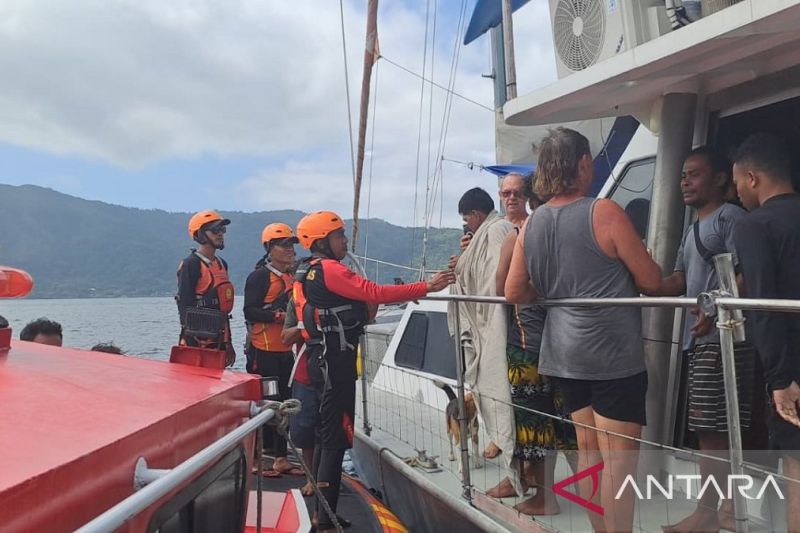 8 Awak KM Teluk Bara Selamat Usai Karam di Perairan Ambon, Dievakuasi Tim SAR.