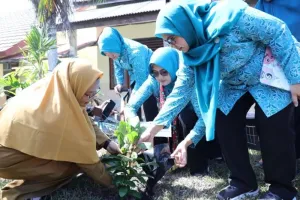 Gerakan Menanam Pohon di Sekolah Digencarkan TP PKK Babel, Wujudkan Generasi Peduli Lingkungan.