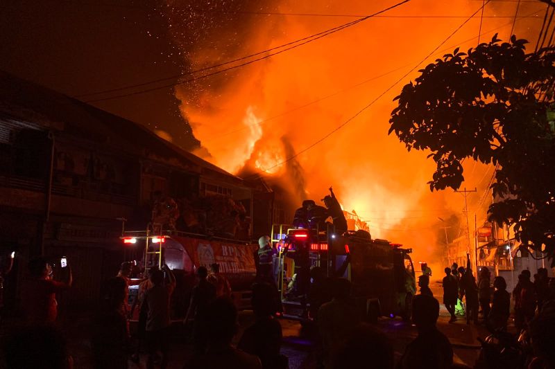 Kerugian Besar Bangsa, Rumah Adat Sade Terbakar