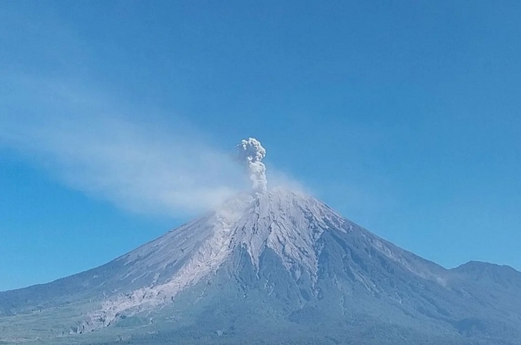 Warga Mesti Waspada, Hari Ini Sudah Dua Kali Terjadi Erupsi Semeru