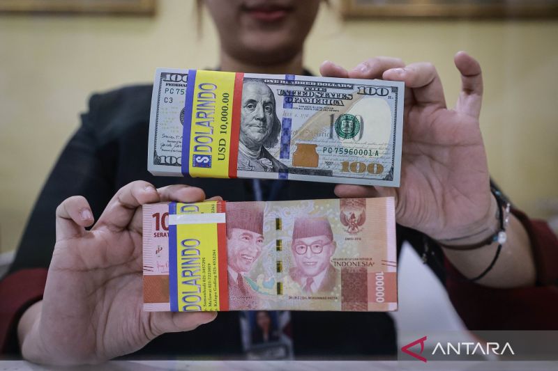 Rupiah Hari Ini Dibuka Melemah, Dipengaruhi Harga Minyak Global 