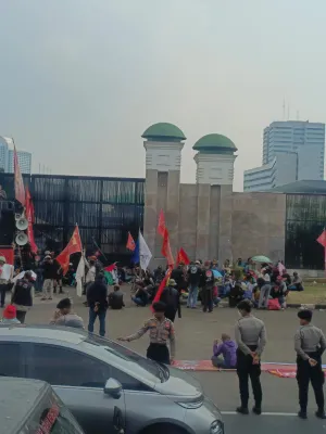 Aksi Hari Tani Nasional di DPR, Massa Bawa Sayur dan Hasil Kebun
