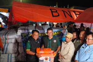 Bupati Padang Pariaman Bersama Jajaran Salurkan Bantuan Bencana ke Kabupaten Solok