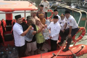 Pemkab Kepulauan Seribu Fasilitasi Pengangkutan Air Bersih Warga Antarpulau