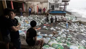 Badai Polo Kategori 5 Terjang Meksiko, Gelombang 8 Meter Ancam Pesisir