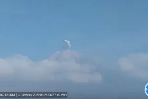 Gunung Semeru Dua Kali Erupsi, Warga Diminta Waspadai Awan Panas dan Guguran Lava.