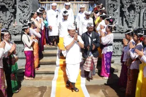 9 Tahun Kebijakan Busana Adat Bali Diterapkan, Gubernur Koster Kini Bongkar Hasil Evaluasinya 