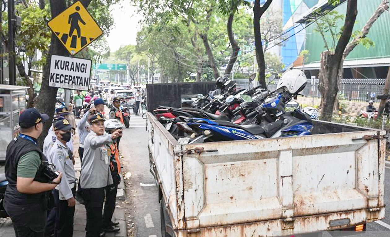Nekat Parkir Sembarangan di Gancit & Melawai, 13 Motor Disikat Petugas Gabungan