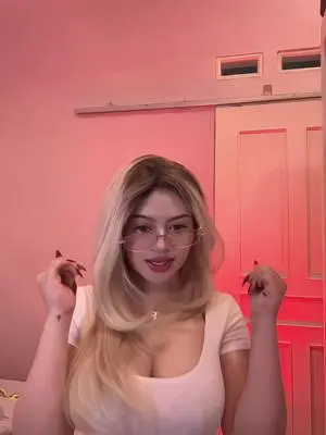 Kunjungi akun @reyvaell di TikTok